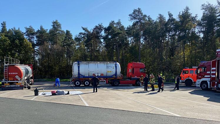 A3 im Landkreis Kitzingen: LKW verliert Gefahrstoff - mehrere Einsatzkräfte im Einsatz