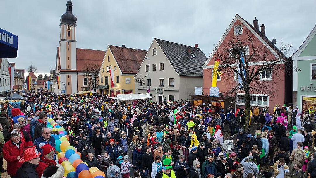 Die Narren sind los: Faschingszug zieht durch Allersberg