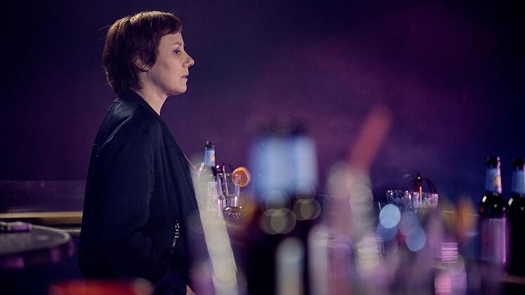 Was k&ouml;nnte in der Diskothek passiert sein, was zum Tode eines Rockers f&uuml;hrte? Franziska Tobler (Eva L&ouml;bau) denkt nach ...