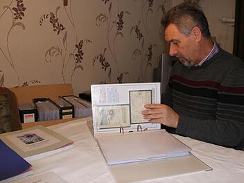 Erich Fries aus Großwenkheim hat eine große Leidenschaft. Seit 20 Jahren sammelt er Feldpost. Jetzt wird ein Teil davon ausgestellt. Fotos: Martina Straub