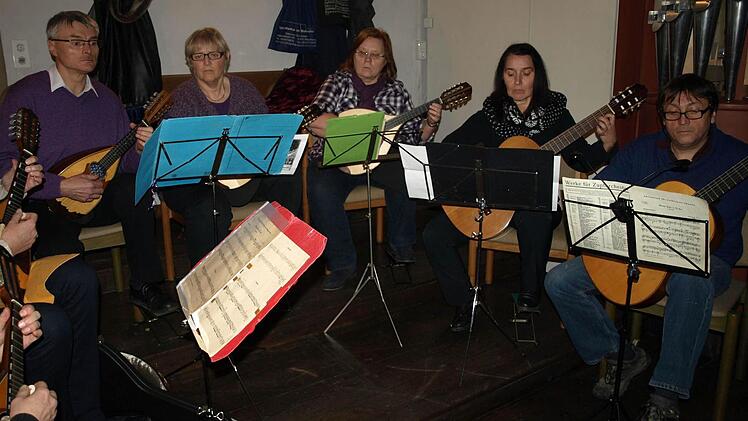 Oben in der Empore spielte das Zeiler Zupforchester.