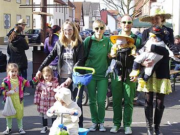 Auf dem Dorfplatz in Machtilshausen: Einige Narren in Feierlaune, meist Eltern mit Kindern, kamen am Nachmittag. Foto: Winfried Ehling
