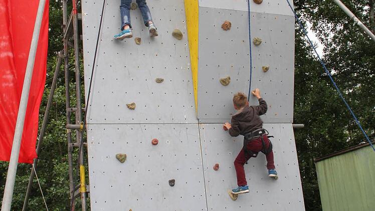 Hoch hinauf ging es an der Kletterwand.