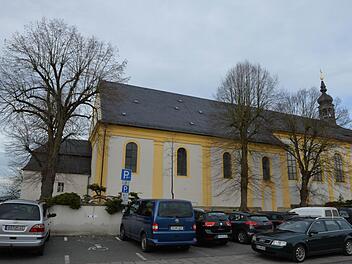 Vier Linden, die an der Südseite der St. Getreu-Kirche stehen, werden noch im Februar gefällt. Foto: Ronald Rinklef