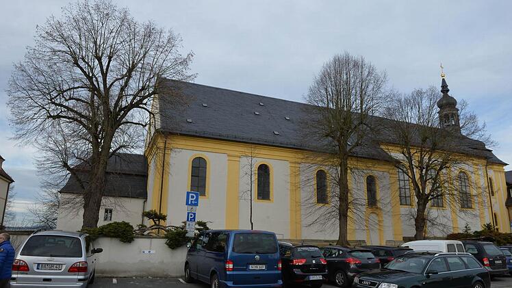 Vier Linden, die an der Südseite der St. Getreu-Kirche stehen, werden noch im Februar gefällt. Foto: Ronald Rinklef