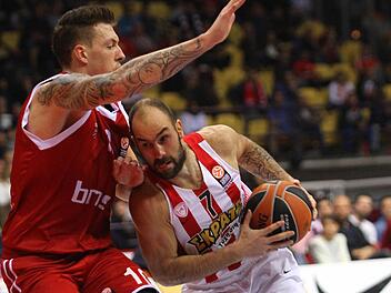 Daniel Theis (l.) stoppt Griechenlands Basketball-Legende Vassilis Spanoulis. Foto: dpa
