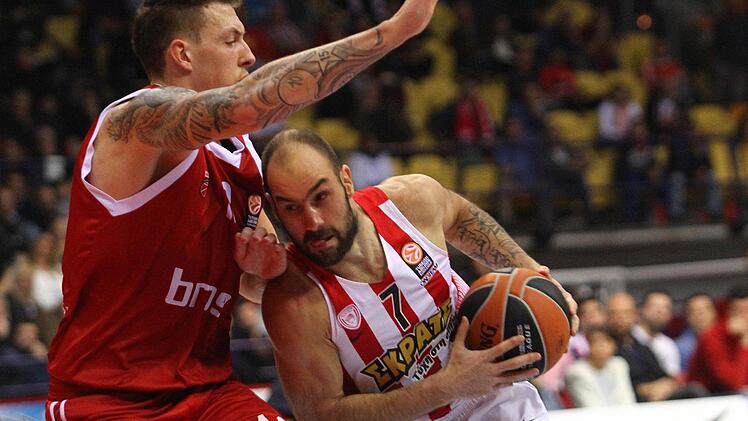 Daniel Theis (l.) stoppt Griechenlands Basketball-Legende Vassilis Spanoulis. Foto: dpa