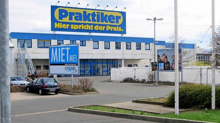 Der ehemalige Praktikermarkt in Herzogenaurach wird als Asylbewerberunterkunft nun nicht mehr benötigt. Der Landkreis baut alles wieder ab und hat die Verträge bereits gekündigt.  Foto: Richard Sänger