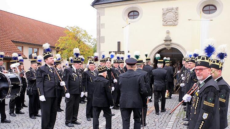 Beim Einzug in das Gotteshaus St. Wolfgang standen die Stockheimer Knappen Spalier.   Gerd Fleischmann