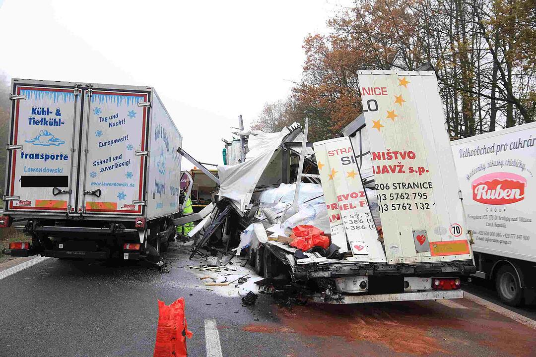 Schlüsselfeld: Lkw rast auf A3 in Stauende