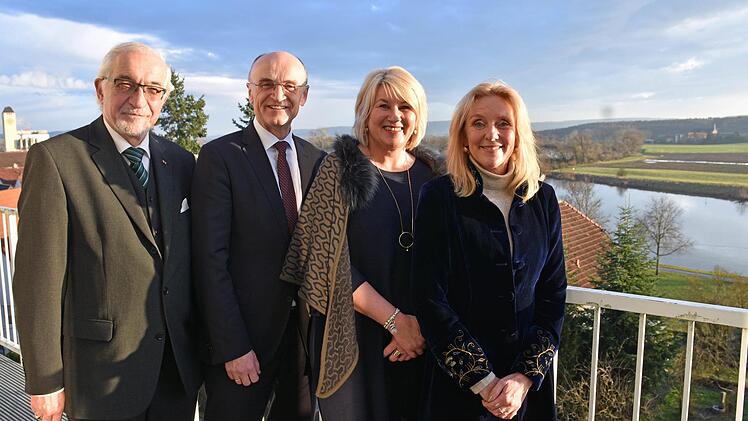 Bei der Feier (von links): Regierungspräsident Paul Beinhofer, Landrat Wilhelm Schneider, Schulrätin Susanne Vodde und Schulamtsdirektorin Claudia Schmidt Ulrike Langer