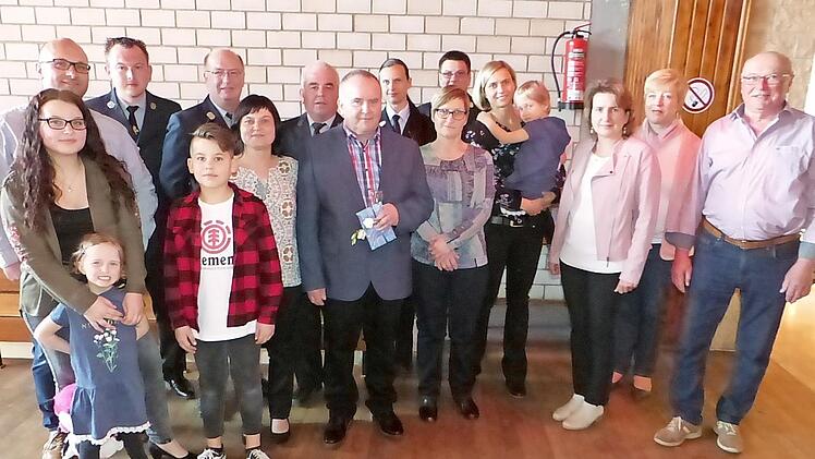 Jubilar Josef Wagner mit seiner Ehefrau Helene (vorne, Bildmitte) im Kreise der Familie und der zahlreichen Gratulanten Foto: Klaus-Peter Wulf