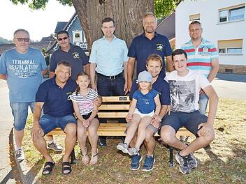 Die Bulldogfreunde Knellendorf haben wieder einen Treffpunkt unter der Friedenslinde in der Dorfmitte geschaffen. Darüber freuen sich auch Dritter Bürgermeister Markus Wich (stehend Mitte) und der Vorsitzende der Bulldogfreunde Knellendorf, Thomas Welscher (2.v.r.).  Foto: K.- H. Hofmann