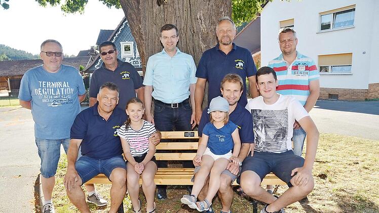 Die Bulldogfreunde Knellendorf haben wieder einen Treffpunkt unter der Friedenslinde in der Dorfmitte geschaffen. Darüber freuen sich auch Dritter Bürgermeister Markus Wich (stehend Mitte) und der Vorsitzende der Bulldogfreunde Knellendorf, Thomas Welscher (2.v.r.).  Foto: K.- H. Hofmann