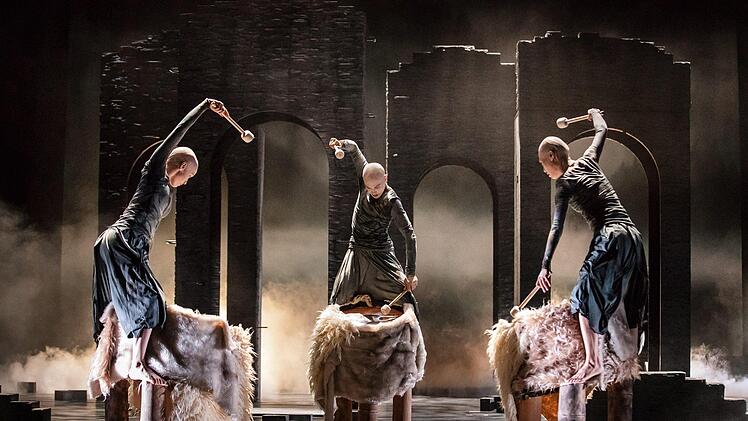 Die drei Hexen, in der Coburger "Macbeth"-Inszenierung von Tänzern  in faszinierender Choregraphie dargestellt, stehen auch für die Macht des Irrationalen im Menschen. Sebastian Buff