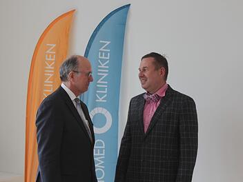 Roy Hoffmann (rechts, hier im Gespr&auml;ch mit Prof. Dr. Brachmann) freut sich auf seine Arbeit.Stefanie Gleixne