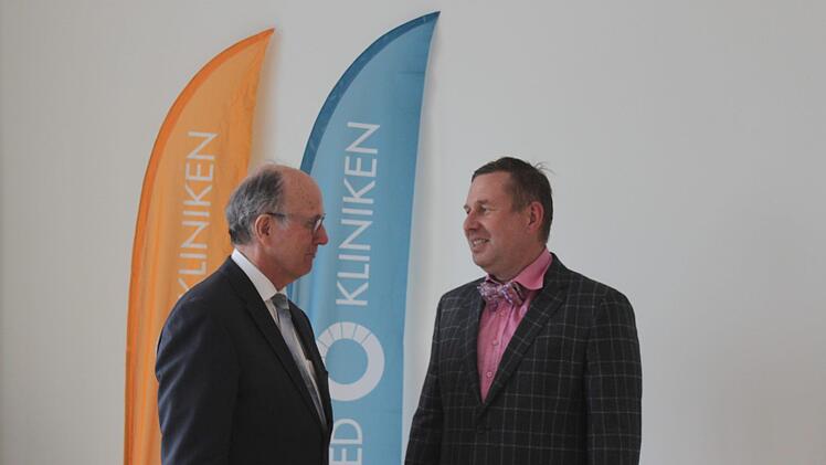 Roy Hoffmann (rechts, hier im Gespr&auml;ch mit Prof. Dr. Brachmann) freut sich auf seine Arbeit.Stefanie Gleixne