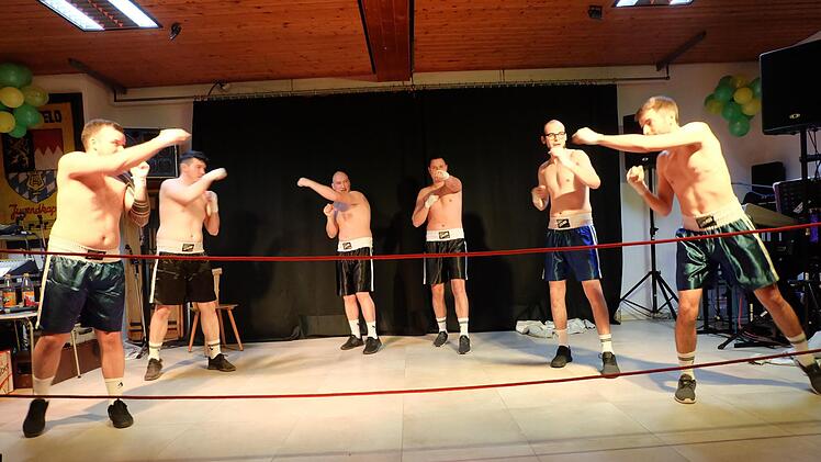 Männerballett zieht unter dem Stichwort "Boxer" in den Ring. Foto: Philipp Bauernschubert