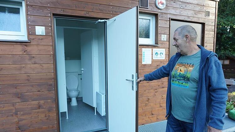 Der Vorsitzende des Angelsportvereins Bernd Müller zeigt stolz die neue  Toilettenanlage am Rothsee, Foto: Marion Eckert