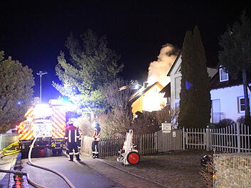 Dachstuhlbrand in der Neujahrsnacht: - Glücklicherweise keine Personen verletzt - Dichter Rauch dringt aus Dachstuhl von Gebäude - Drehleiter und mehrere Trupps im Löscheinsatz - Atemschutzgeräteträger müssen Dachstuhl auf der Suche nach Glutnestern vom Drehleiterkorb aus öffnen - Brandursache noch unklar - Kriminalpolizei nimmt Ermittlungen auf