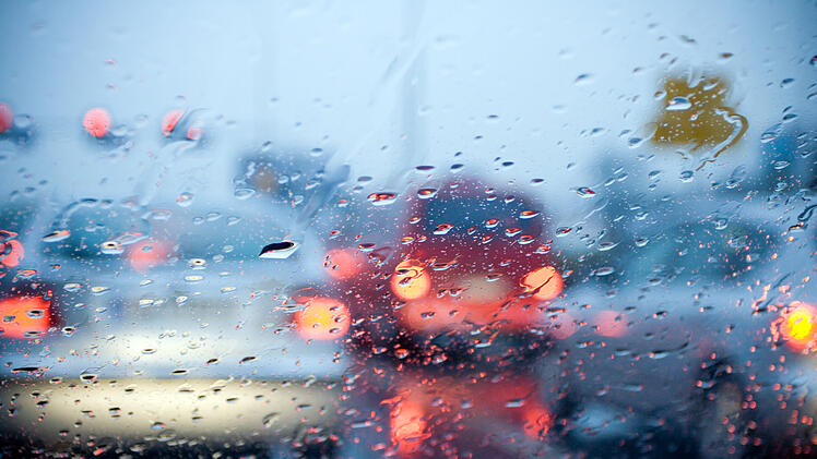 Symbolbild: Schwer Unfall auf regennasser Straße