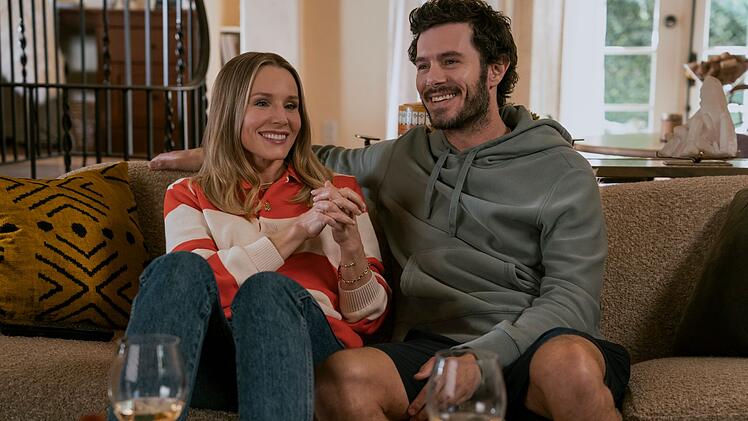 Zuletzt feierte Adam Brody ein gro&szlig;es Comeback: Die Netflix-Comedy "Nobody Wants This" (Bild, mit Kristen Bell) war einer der gro&szlig;en &Uuml;berraschungserfolge von 2024.