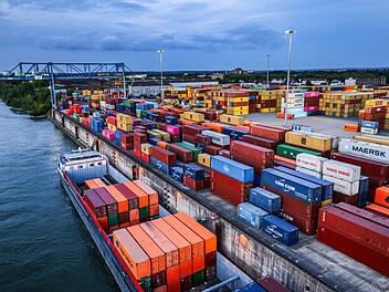 Containerumschlag im Duisburger Hafen