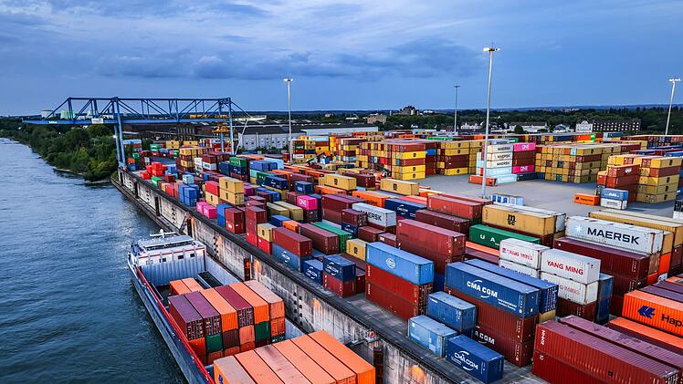 Containerumschlag im Duisburger Hafen