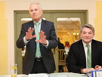 Staatsminister a. D. Erwin Huber (links) diskutierte auf Einladung von MdL Heinrich Rudrof mit Bürgermeistern aus dem Landkreis Bamberg.   Fotos: Barbara Herbst