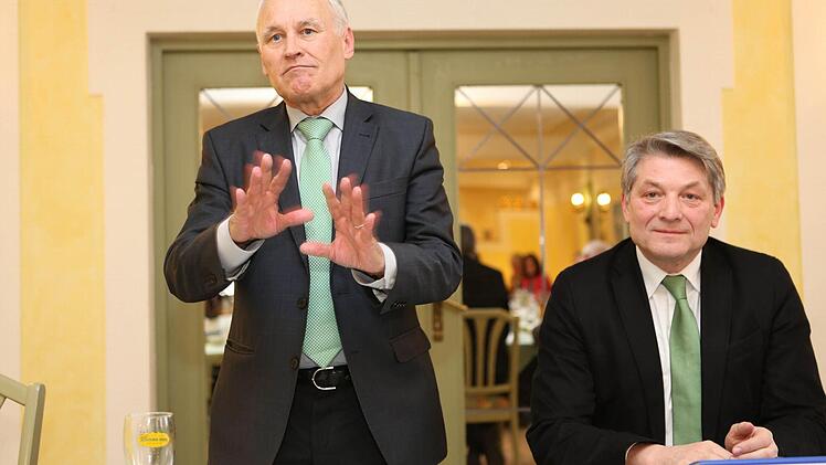 Staatsminister a. D. Erwin Huber (links) diskutierte auf Einladung von MdL Heinrich Rudrof mit Bürgermeistern aus dem Landkreis Bamberg.   Fotos: Barbara Herbst