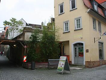 Es bleibt erst einmal bei der Bauruine mitten im Herzen der Stadt: Der Stadtrat lehnte einen Abriss der Gebäude in der Marktstraße ab. Stattdessen soll ein Investorenwettbewerb Ideen bringen, wie das Areal rund um das ehemalige Marktcafé aussehen soll. Foto: Daniela Röllinger