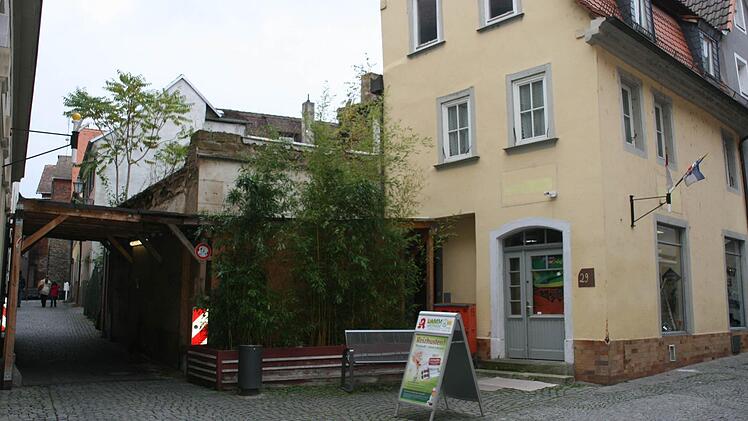 Es bleibt erst einmal bei der Bauruine mitten im Herzen der Stadt: Der Stadtrat lehnte einen Abriss der Gebäude in der Marktstraße ab. Stattdessen soll ein Investorenwettbewerb Ideen bringen, wie das Areal rund um das ehemalige Marktcafé aussehen soll. Foto: Daniela Röllinger