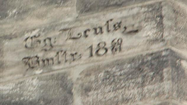 Der Mauerstein des Baumeisters der Kirche