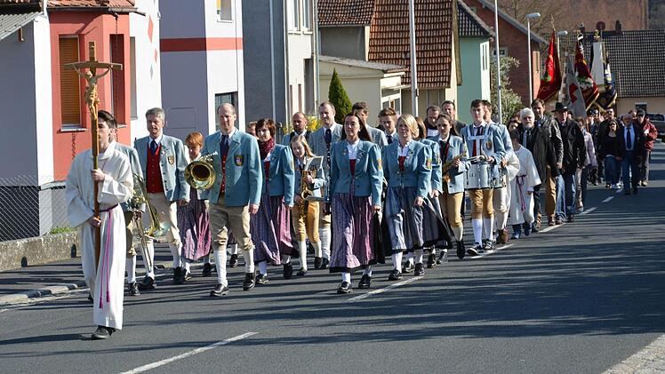 70 Jahre nach Kriegsende in Steinach: Die Teilnehmer der Gedenkveranstaltung zogen vom Friedhof zur Kirche. Foto: Björn Hein