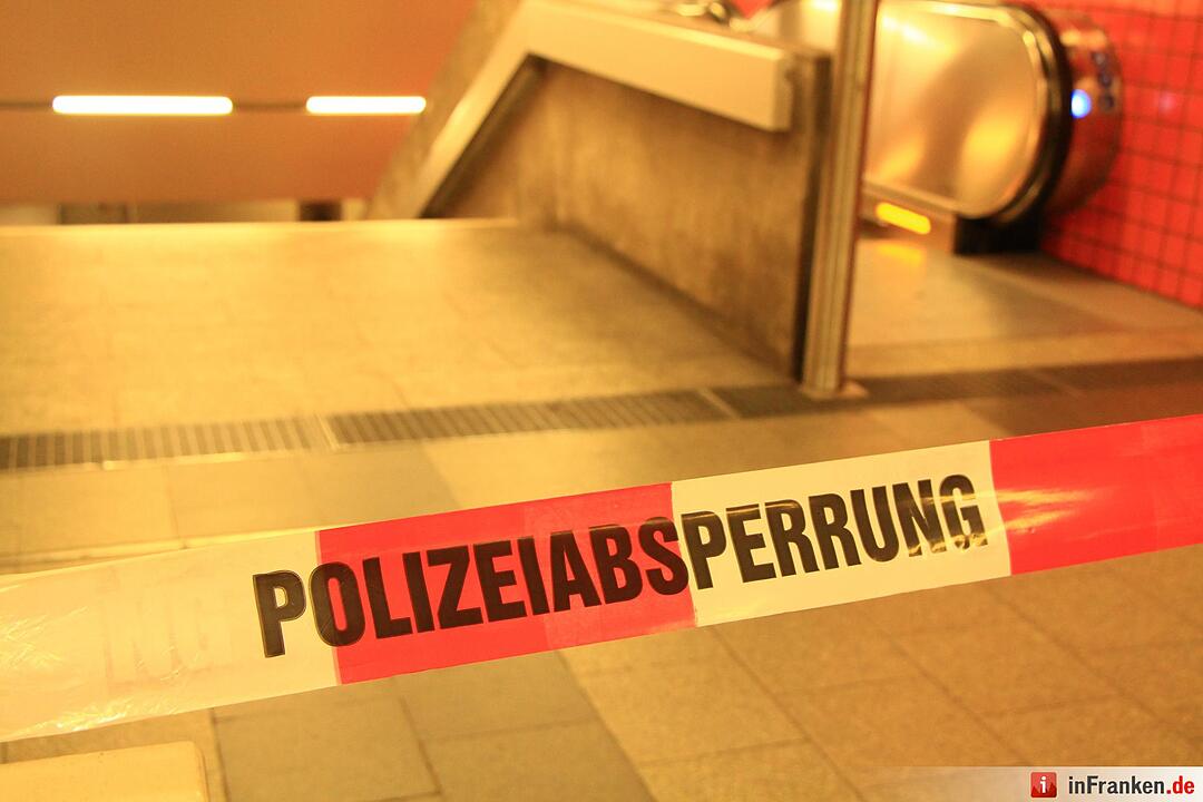 Mann stuerzt am Nuernberger Hauptbahnhof in Gleisbett