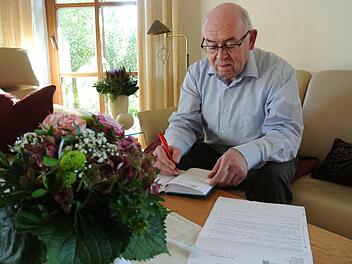 Siegmund Kerker daheim auf dem Sofa. Nein, zum Ausruhen nutzt er es weniger. Mehr als gemütliches "Büro".Brigitte Krause