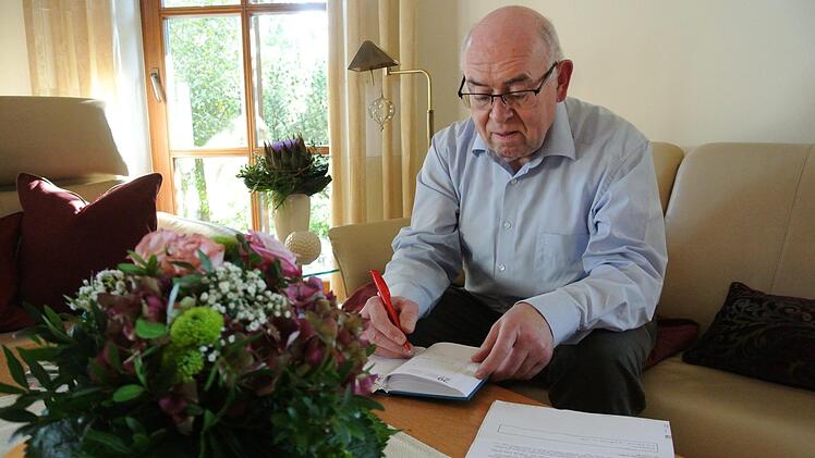 Siegmund Kerker daheim auf dem Sofa. Nein, zum Ausruhen nutzt er es weniger. Mehr als gemütliches "Büro".Brigitte Krause