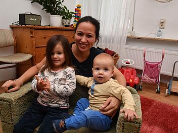 Loan Pham Duc, hier mit ihren Kindern Tamara und Damian, wünscht sich ein Eltern-Kind-Büro für Bamberg. Foto: Ronald Rinklef