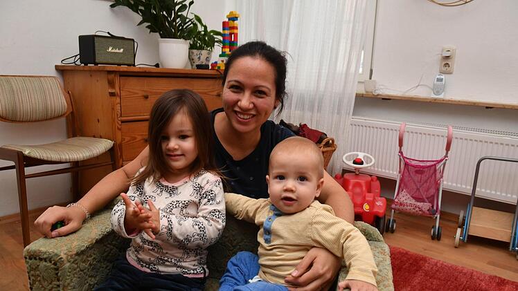Loan Pham Duc, hier mit ihren Kindern Tamara und Damian, wünscht sich ein Eltern-Kind-Büro für Bamberg. Foto: Ronald Rinklef