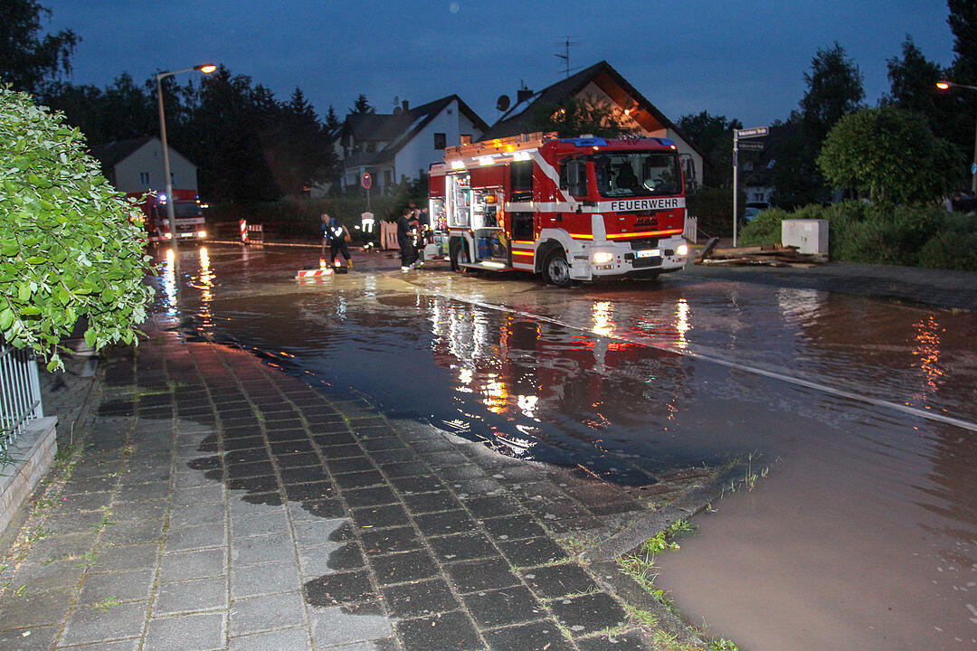 Nürnberg: Beschädigte Leitung setzt einen ganzen Straßenzug unter Wasser
