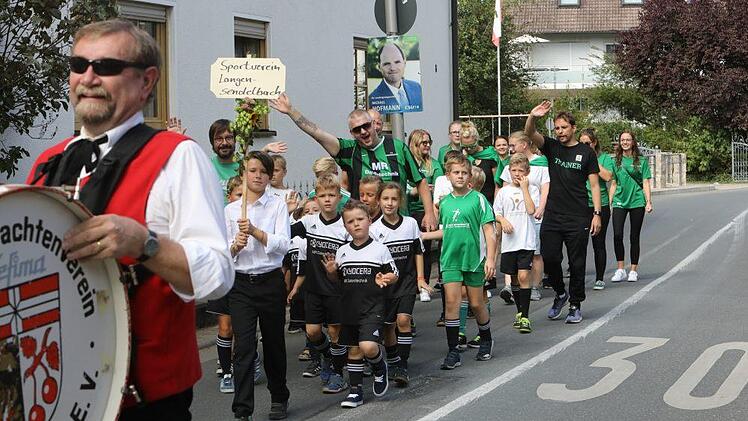 Der Festzug in Langensendelbach Foto: Barbara Herbst