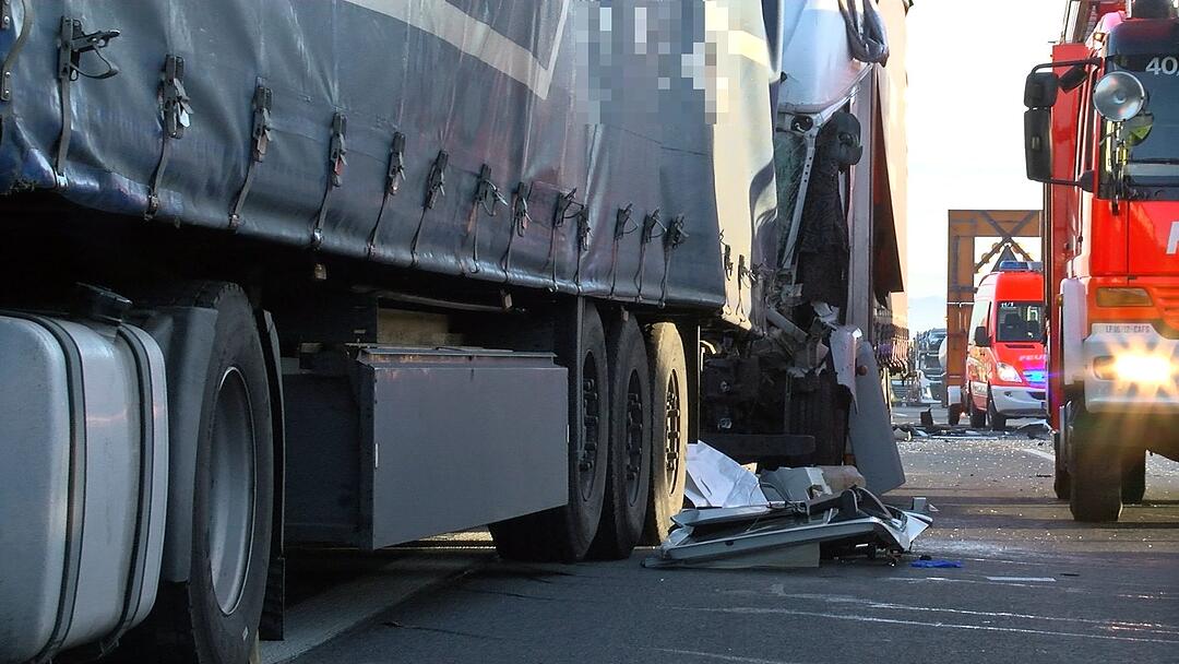Schwerer Unfall auf A3: Lkw-Fahrer stirbt bei Zusammenprall