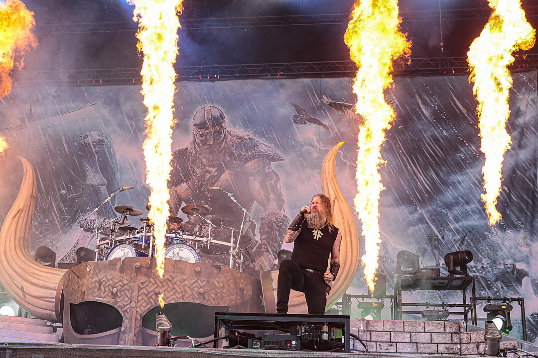 Amon Amarth bei Rock im Park 2019: Ganz viel Metal und Feuer bringt die Fans zum Durchdrehen
