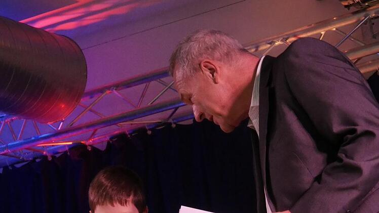 Lukas Götz ist ein echter Super-Schlauberger, denn er war am  meisten unterwegs und hatte 11 Stempel gesammelt. Dafür überreichte ihm OB  Frank Rebhan die tolle Urkunde.    Foto: Manja von Nida
