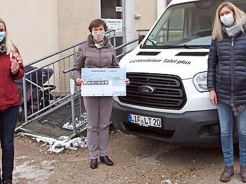 Ina Kober-Naumann (Mitte) übergab als stellvertretende Vorsitzende der Koinor-Horst-Müller-Stiftung an die Projektleiterin der Lichtenfelser Tafel, Stefanie Renner (links), und an Gisela Berner (rechts) eine 5000-Euro-Spende für die Kinder der Lichtenfelser "Tafel plus". Foto: thi