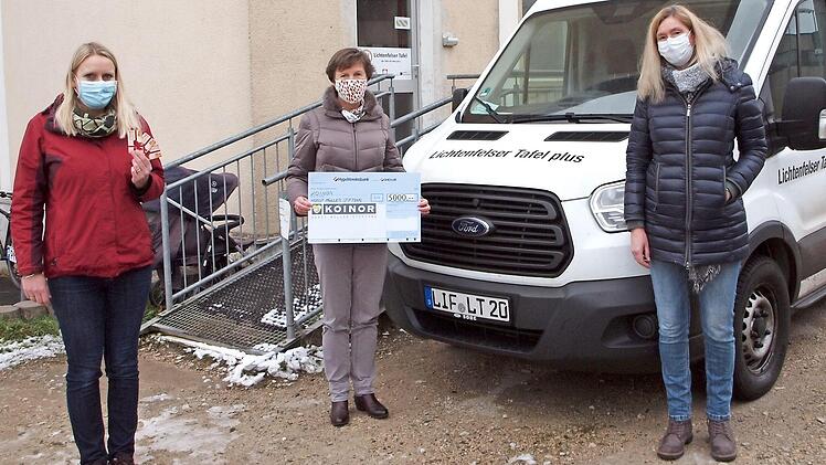Ina Kober-Naumann (Mitte) übergab als stellvertretende Vorsitzende der Koinor-Horst-Müller-Stiftung an die Projektleiterin der Lichtenfelser Tafel, Stefanie Renner (links), und an Gisela Berner (rechts) eine 5000-Euro-Spende für die Kinder der Lichtenfelser "Tafel plus". Foto: thi