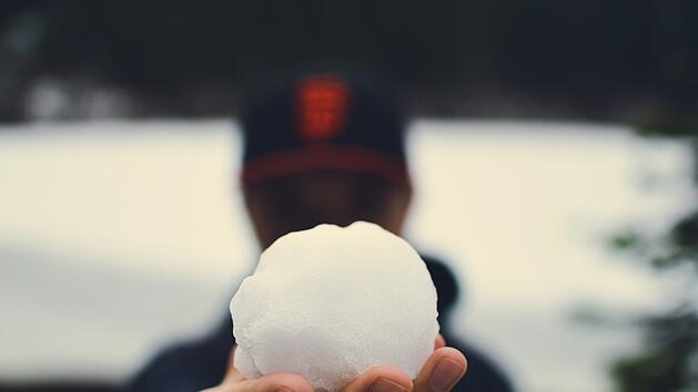 Schneeb&auml;lle und k&ouml;rperlicher Angriff - Jugendliche attackieren Mann in W&uuml;rzburg