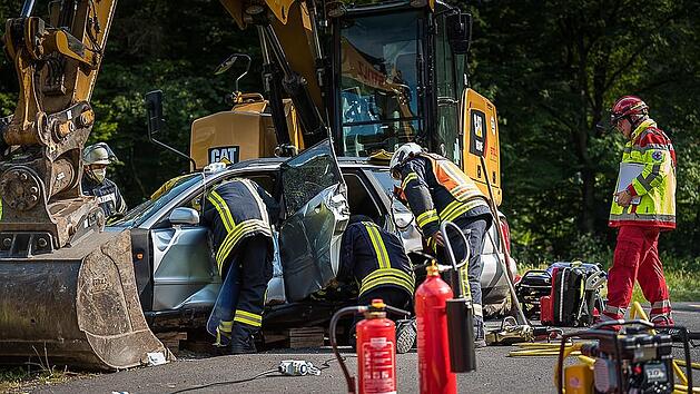 Bei dem fiktiven Verkehrsunfall war auch ein Bagger beteiligt, der f&uuml;r die &Uuml;bung von einem Bauunternehmen gestellt wurde. Foto: Ricarda Sch&uuml;ssler