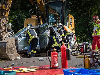 Bei dem fiktiven Verkehrsunfall war auch ein Bagger beteiligt, der für die Übung von einem Bauunternehmen gestellt wurde. Foto: Ricarda Schüssler