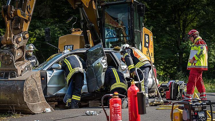 Bei dem fiktiven Verkehrsunfall war auch ein Bagger beteiligt, der für die Übung von einem Bauunternehmen gestellt wurde. Foto: Ricarda Schüssler